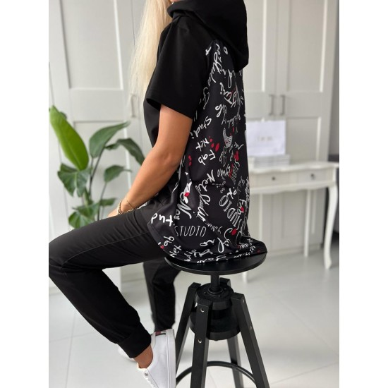 Women's set Alena in black by ToroModa  https://www.toromoda.com/products/womens-set-alena-in-black  A set of short-sleeve, long-back hooded sweatshirt and cuffed track pants.Material: cotton with elastaneProducer: ToroModa