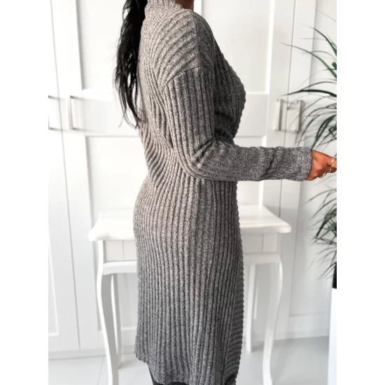 Tunic with slits Lily in gray by ToroModa  https://www.toromoda.com/products/womans-tunic-with-slits  Model knitted tunic, clean look, large side slits, round neckline.Material: knitwearOrigin: ToroModa