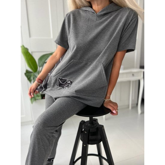 Women's set Alena in graphite by ToroModa  https://www.toromoda.com/products/womens-set-alena-in-graphite  A set of short-sleeve, long-back hooded sweatshirt and cuffed track pants.Material: cotton with elastaneProducer: ToroModa