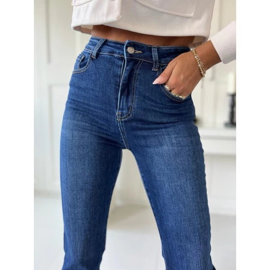 Denim Jeans in dark blue with spectacular pockets  https://www.toromoda.com/products/womens-denim-jeans-in-dark-blue-with-spectacular-pockets  Classic women's jeans with a belt. Zip and button closure. Regular fit.Fabric: 95% cotton, 5% elastane Origin: ToroModa