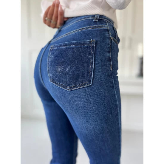 Denim Jeans in dark blue with spectacular pockets  https://www.toromoda.com/products/womens-denim-jeans-in-dark-blue-with-spectacular-pockets  Classic women's jeans with a belt. Zip and button closure. Regular fit.Fabric: 95% cotton, 5% elastane Origin: ToroModa
