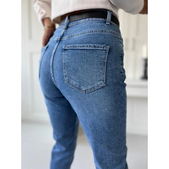 Denim light jeans with a black belt  https://www.toromoda.com/products/wpmens-denim-light-jeans-with-a-black-belt  Classic women's jeans with a belt. Zip and button closure. Regular fit.Fabric: 95% cotton, 5% elastane Origin: ToroModa