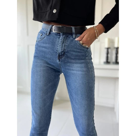 Womans Blue Jeans with leather belt  https://www.toromoda.com/products/womans-jeans-with-leather-belt  Classic women's jeans with a belt. Zip and button closure. Regular fit.Fabric: 95% cotton, 5% elastane Origin: ToroModa