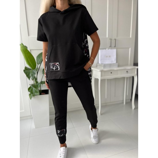 Women's set Alena in black by ToroModa  https://www.toromoda.com/products/womens-set-alena-in-black  A set of short-sleeve, long-back hooded sweatshirt and cuffed track pants.Material: cotton with elastaneProducer: ToroModa
