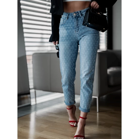 Skinny jeans with inscriptions by ToroModa  https://www.toromoda.com/products/women-s-skinny-jeans-with-inscriptions  Jeans in light denim with lettering. Active pockets, zip and button fastening.Material: denim with elastane. Model is 160 cm height and wears size S
